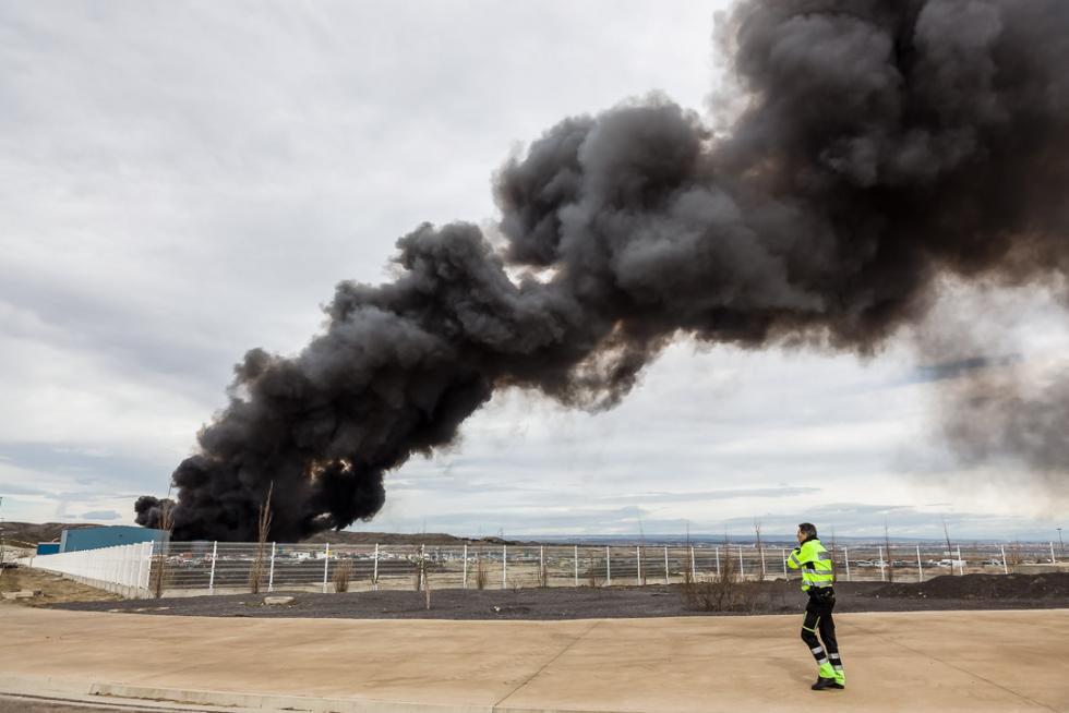 11 de marzo. Un importante incendio, con llamas de hasta 25 metros de altura, en el parque de reciclado de La Cartuja.