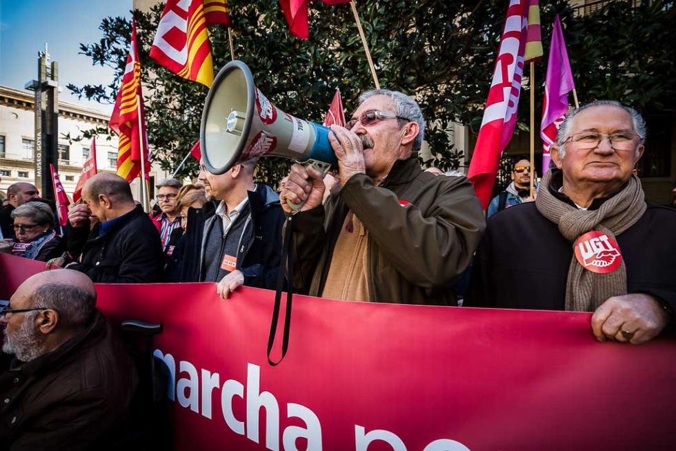 15 de febrero. Cientos de jubilados salen a la calle en Aragón a favor de las pensiones públicas, criticando la subida del 0,25% de ridícula.