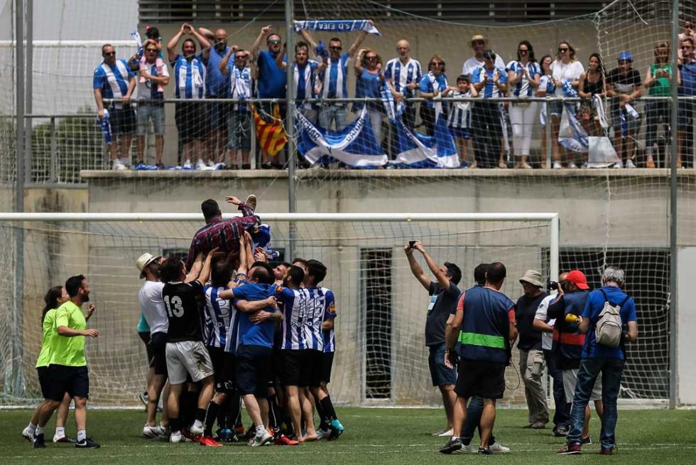 24 de junio. Histórico ascenso del Ejea a Segunda División B tras empatar en Cádiz.