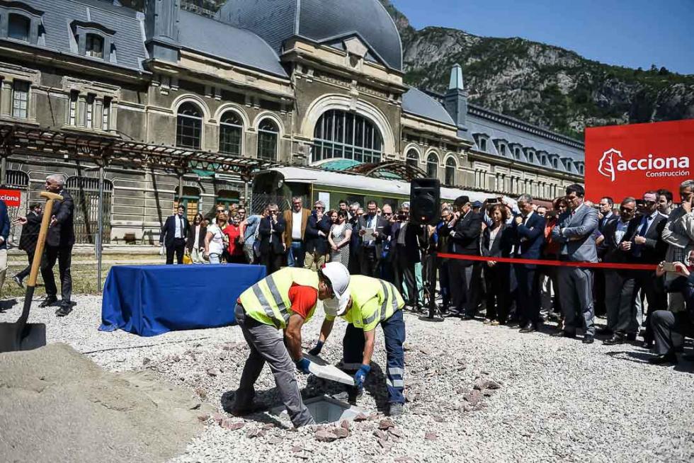 27 de junio. Comienzan las obras de rehabilitación en la estación de Canfranc con la vista puesta en la reapertura.