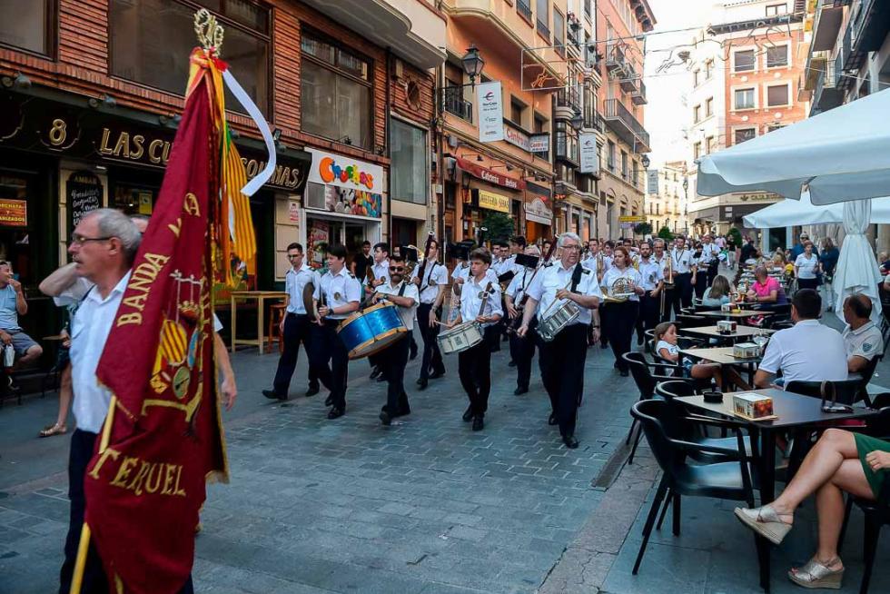 29 de junio. La música inunda Teruel en el pregón de las fiestas. Los integrantes de la banda Santa Cecilia ejercieron como mantenedores durante el acto.