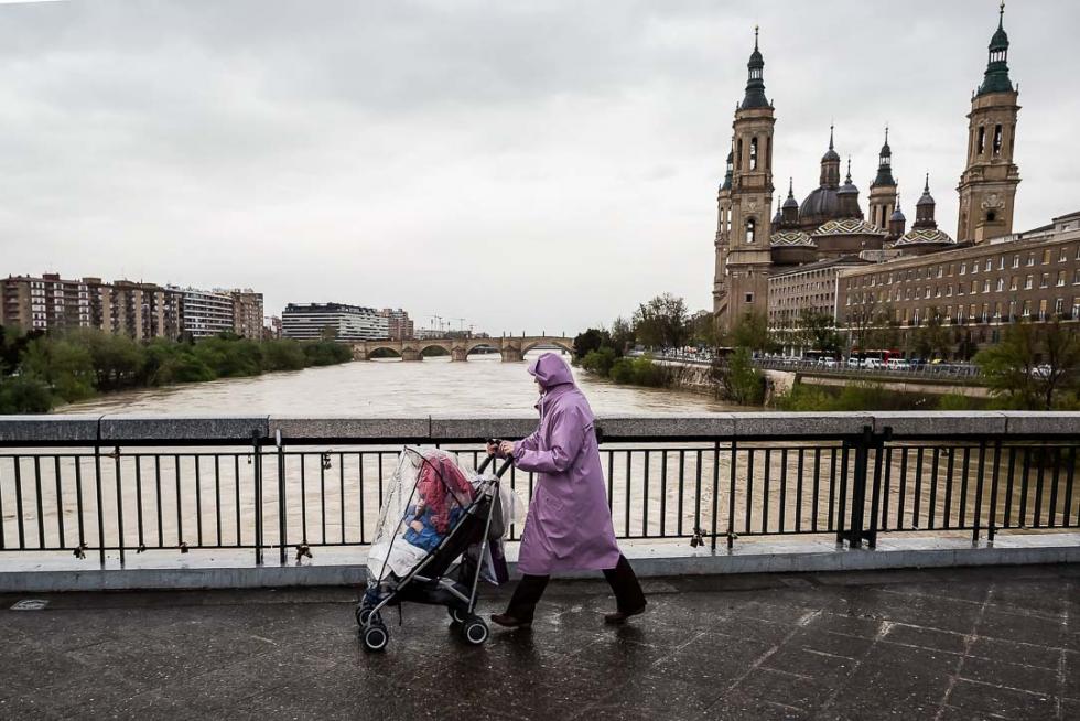 10 de abril. La punta de la primera crecida extraordinaria del Ebro llega a Zaragoza, superando los 1.200 metros cúbicos por segundo y 3,70 metros de altura. La riada obliga a modificar la ruta del XII Maratón.