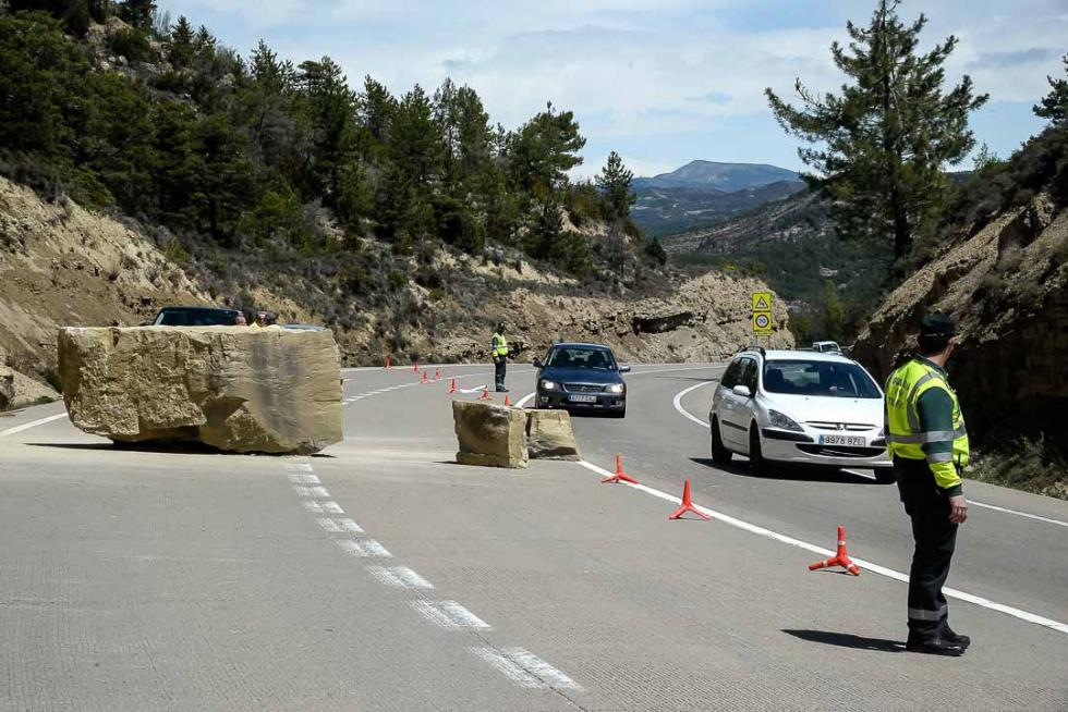4 de mayo. La caída de grandes rocas en Monrepós, una de ellas de varias toneladas, vuelve a limitar el tráfico.