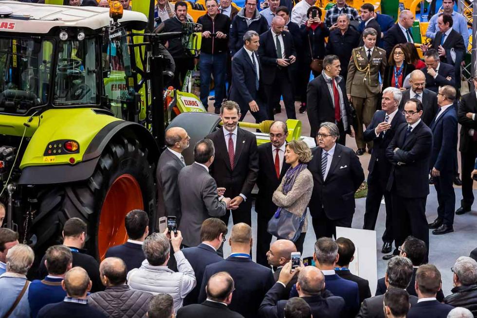 20 de febrero. El rey Felipe VI inaugura en Zaragoza la XL edición de la Feria Internacional de Maquinaria Agrícola (FIMA), acompañado de la ministra de Agricultura, Isabel García Tejerina. La feria cerrará sus puertas con un balance de 240.000 visitantes.
