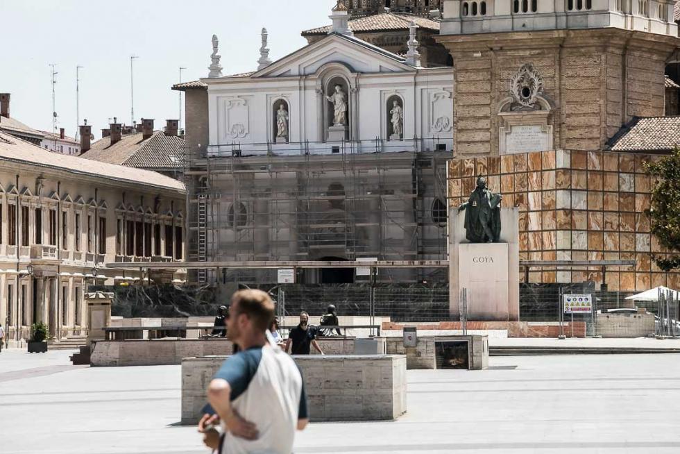 28 de junio. La fachada de la catedral de La Seo recupera el esplendor previo a la guerra de 1808 tras casi año y medio de trabajos de restauración.