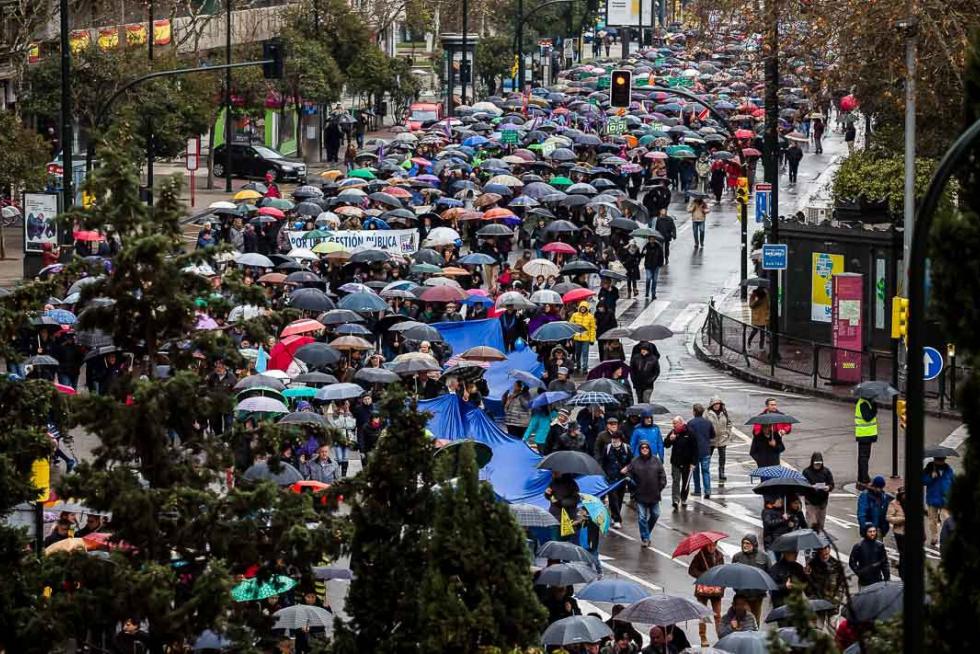 4 de febrero. Miles de personas (3.500 según la Delegación de Gobierno y 10.000 según la organización) protestas en Zaragoza contra el ICA, el Impuesto sobre la Contaminación de las Aguas.