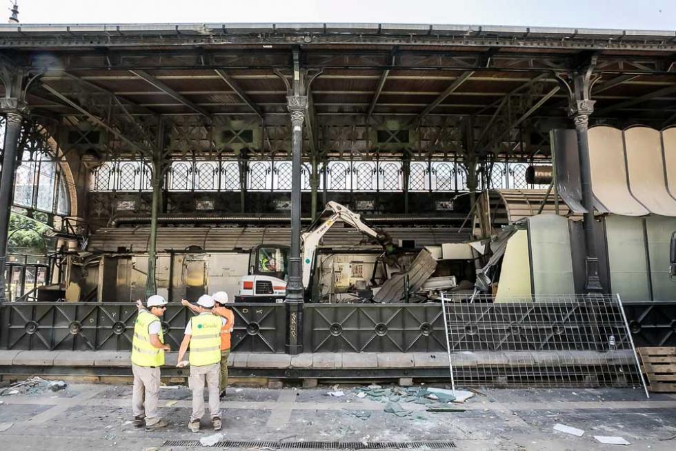 26 de junio. Comienza la demolición de los antiguos puestos del Mercado Central de Zaragoza.