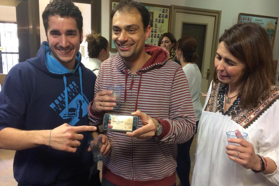 Exalumnos del colegio San Viator de Huesca celebran parte del Gordo que ha tocado en Huesca.