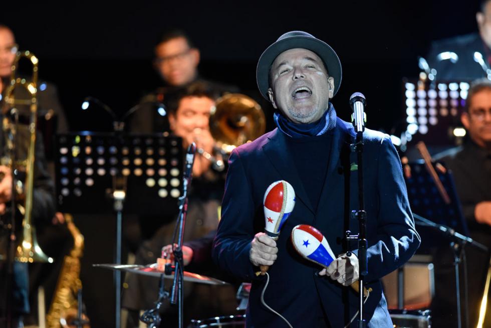 12 de julio. Rubén Blades inaugura el festival Pirineos Sur tras una intensa tormenta sobre Lanuza.