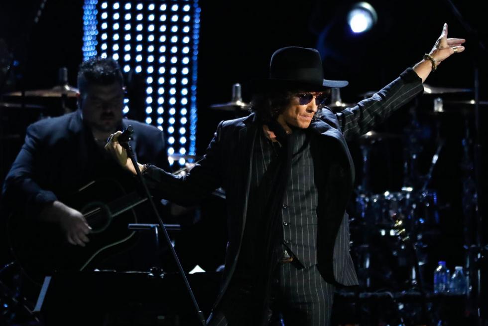 16 de noviembre. Bunbury se lleva un Garmmy Latino. El músico logra el galardón al mejor álbum de rock.