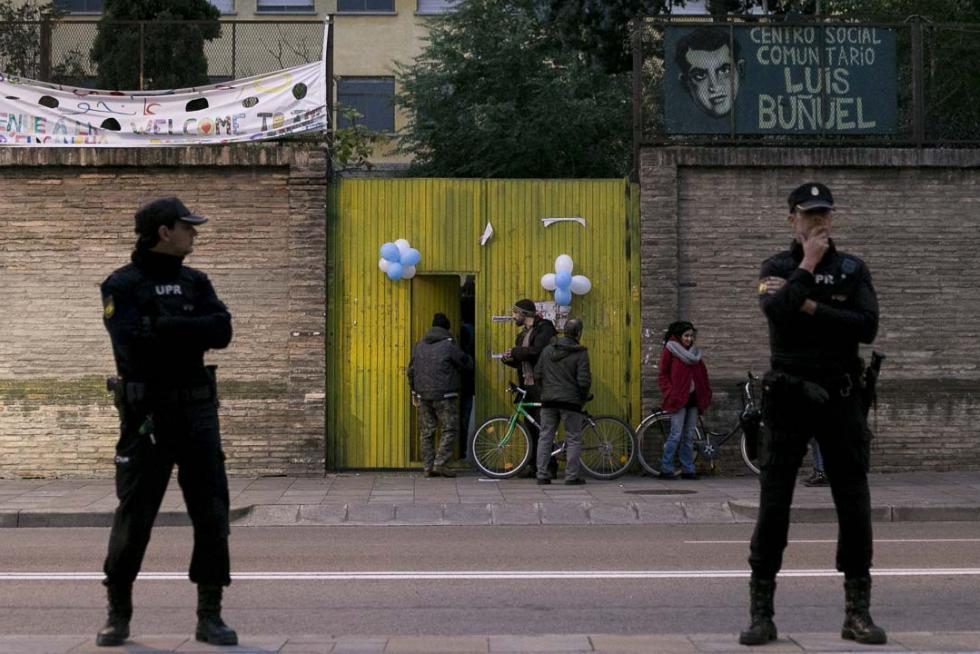 10 de noviembre. La Policía protege la charla de la grapo Carmen López Anguita en el centro municipal Luis Buñuel de Zaragoza. Los organizadores impidieron a la prensa grabar sonido e imágenes