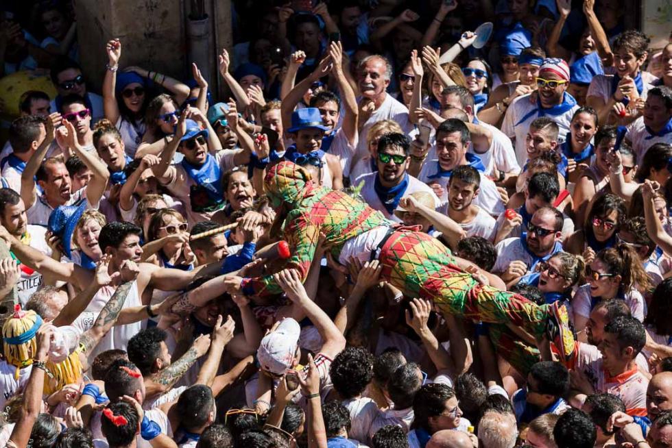 27 de agosto. Tarazona vibra con el Cipotegato. Sergio Motilva abrió las fiestas bajo una intensa lluvia de tomates y ante 12.000 personas