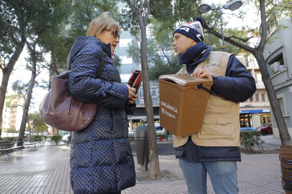 5 de noviembre. Comienza la prueba piloto de recogida de basura orgánica en 18.000 hogares de Zaragoza en zonas del Centro, Universidad y las Delicias