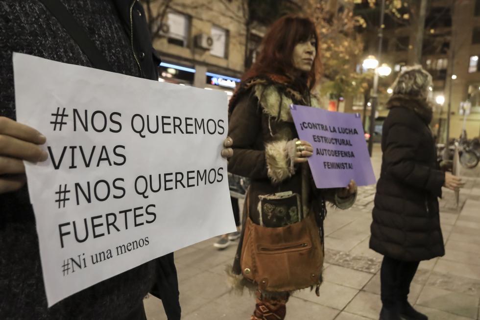 26 de noviembre. Día conta la Violencia de Género. El asesinato de Rokhaya D. en Monzón por su ex pareja, sacude el Día contra la Violencia de Género. Es la víctima 45 por violencia de género en España en 2018. En la imagen la concentración en Huesca en repulsa del asesinato
