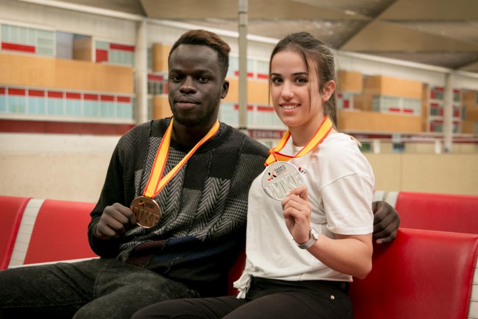 11 de noviembre. Campeonato del Mundo de kárate. Babacar Seck gana la medalla de bronce en kumite en la categoría de +84 y Raquel Roy la de plata en kata por equipos. Los zaragozanos posan tras su llegada a la Estación de Delicias