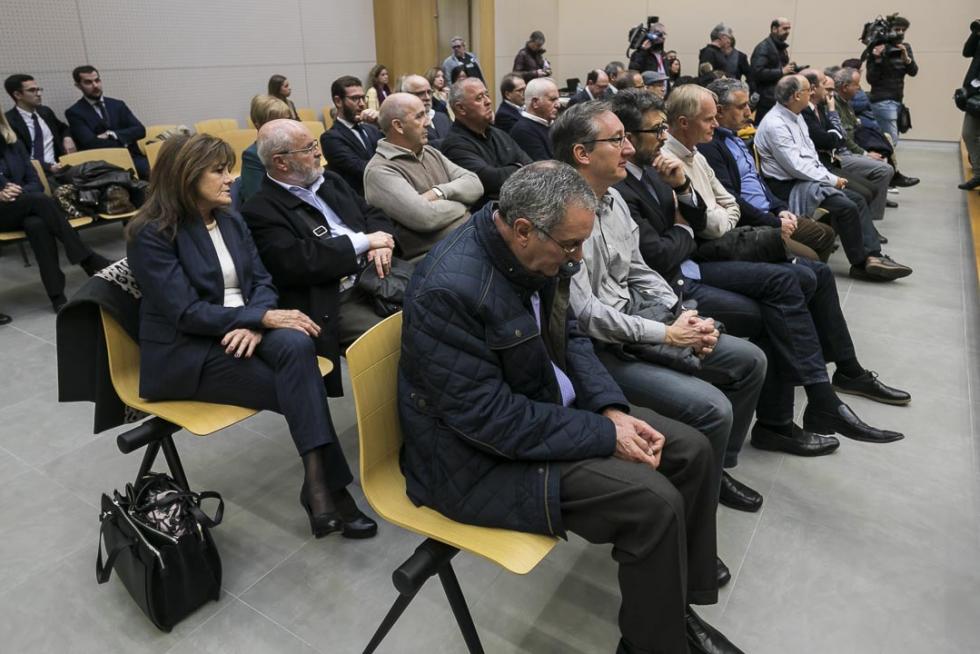 10 de diciembre. Caso Plaza. Inicio del juicio. La Fiscalía pacta con Ricardo García Becerril, en primer término, tras admitir que hubo corrupción en Plaza y negocia una pena de 2 años y un día. Otros 19 encausados firman acuerdos de conformidad