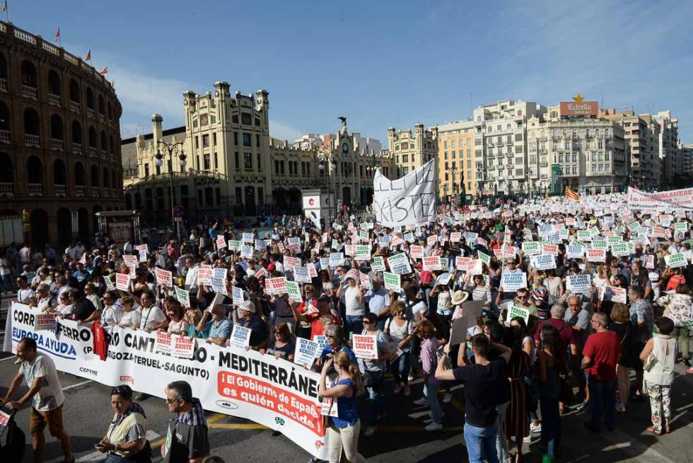 7 de octubre. Una gran manifestación en Valencia pide a la UE fondos para impulsar el tren Zaragoza-Sagunto