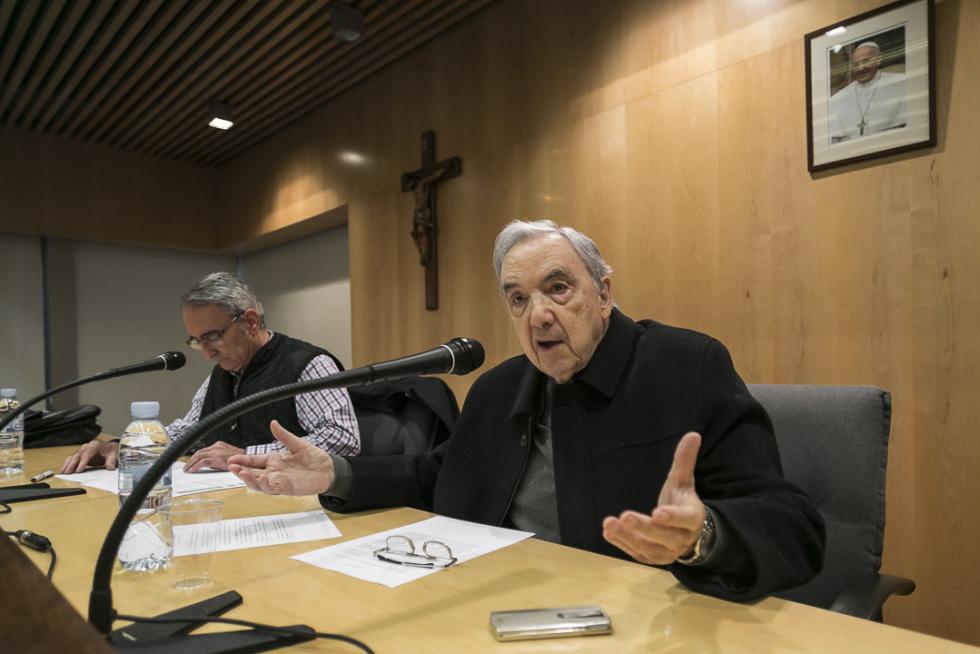19 de noviembre. El deán en funciones del Cabildo Metropolitano de Zaragoza, Francisco Martínez, pide perdón tras colocar por error un manto de Falange Española a la Virgen del Pilar. La imagen se pudo ver durante prácticamente una hora por la tarde y despertó fuertes críticas en las redes sociales