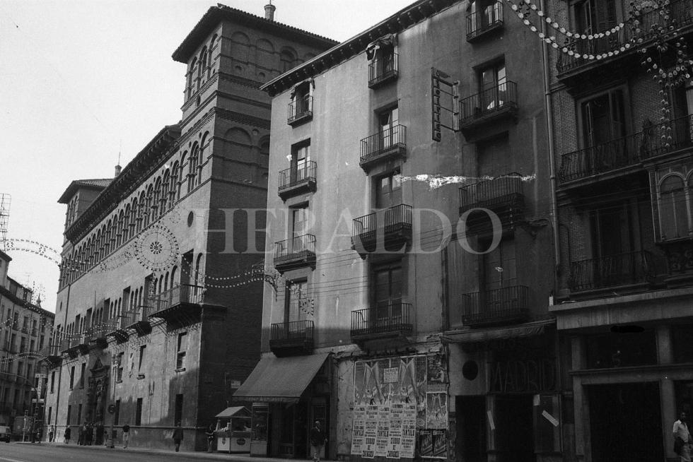 El Coso de Zaragoza adornado con las luces de Navidad en 1975