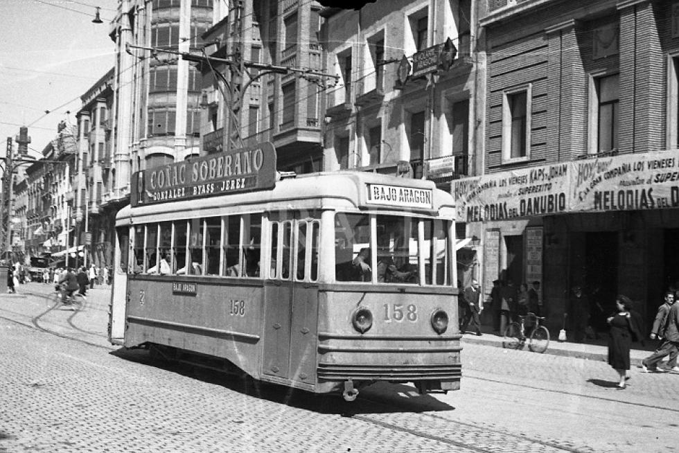 Un tranvía circulando por el Coso de Zaragoza en 1949.
