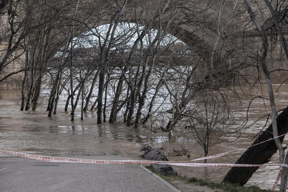 La crecida del Ebro llega a Zaragoza