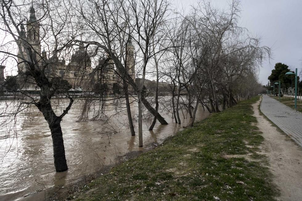 La crecida del Ebro llega a Zaragoza