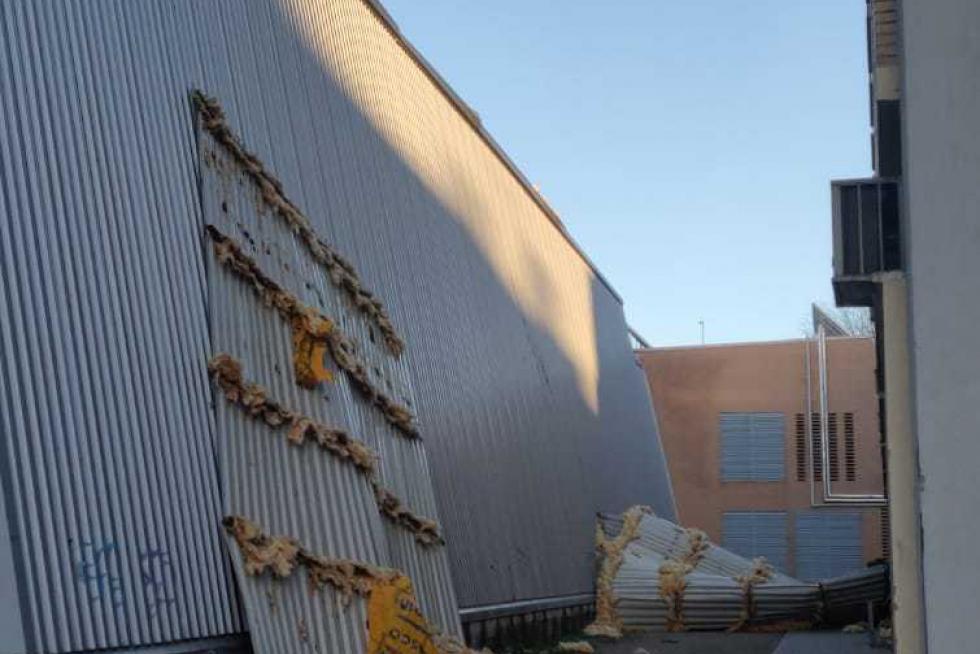 Fotos: El viento derriba parte de la cubierta de la piscina y un árbol