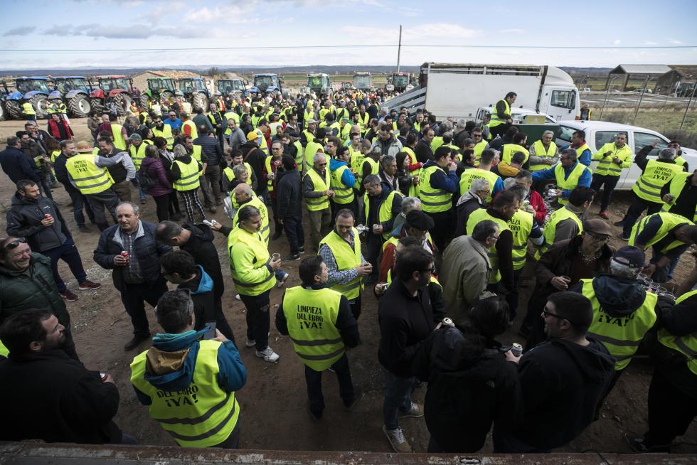 La ribera del Ebro dice basta y exige una limpieza urgente del cauce para minimizar las riadas