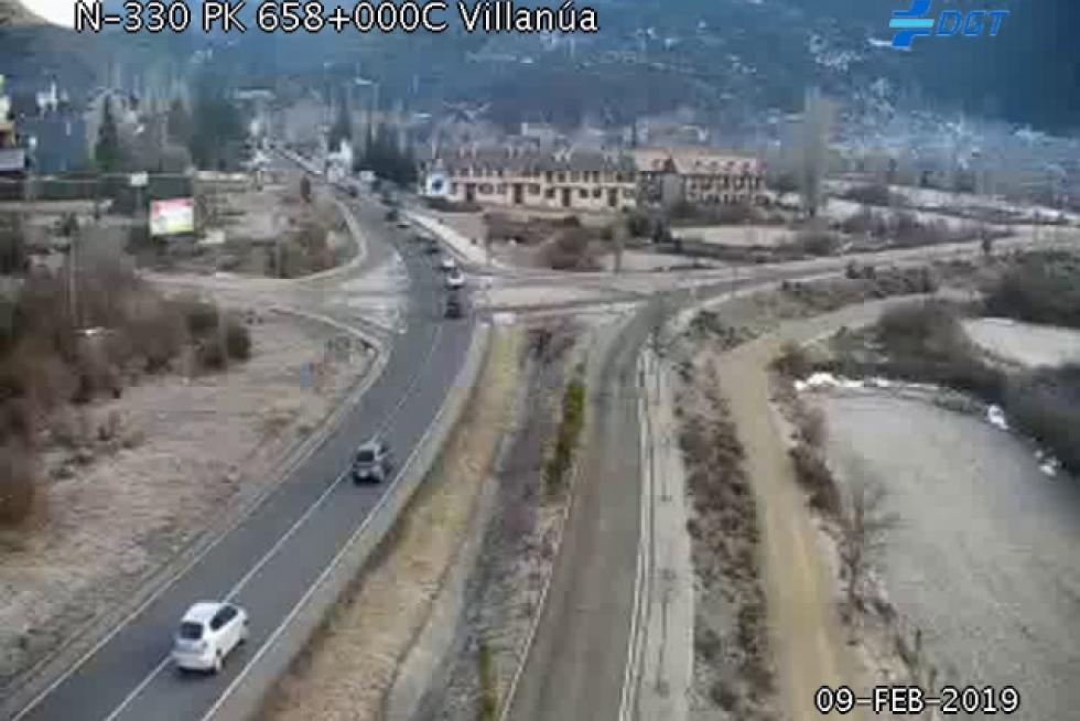 Fin de semana concurrido en las estaciones de esquí. En la imagen, tráfico a la altura de Villanúa, a las 9.20 de este sábado.