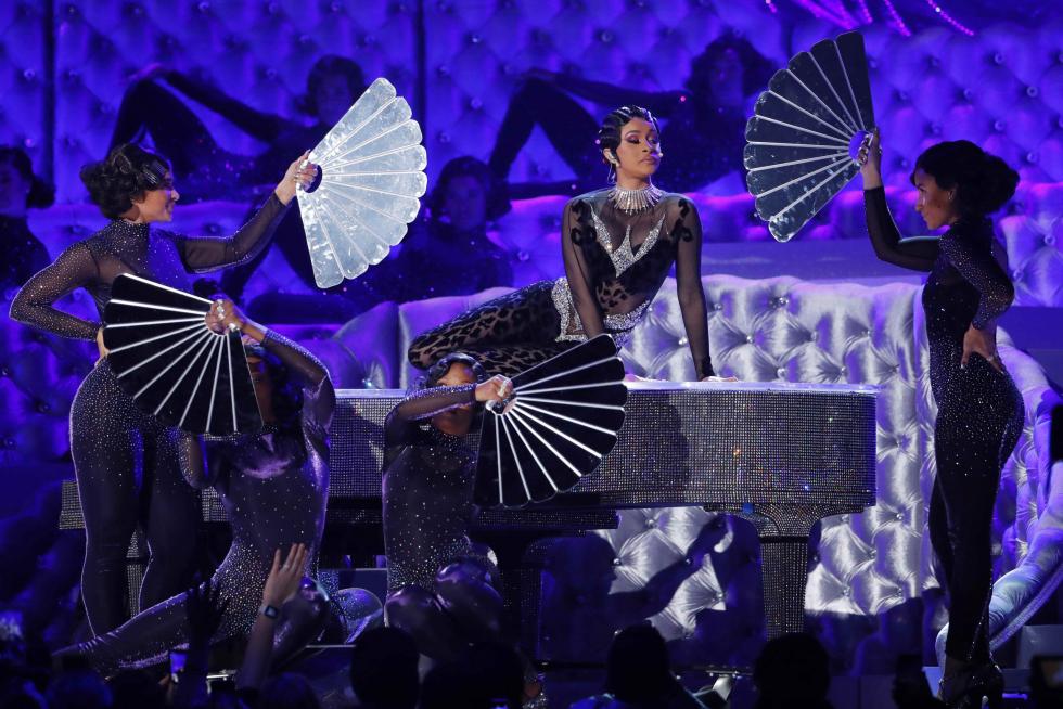 Lady Gaga y el orgullo latino brillan en la descafeinada alfombra roja de los Grammy