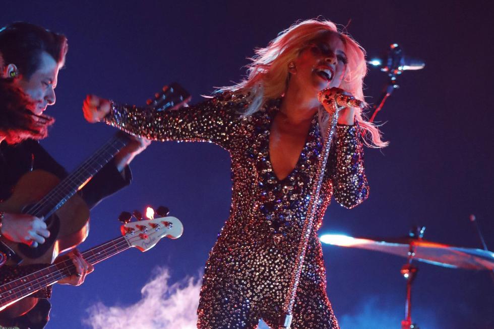 Lady Gaga y el orgullo latino brillan en la descafeinada alfombra roja de los Grammy