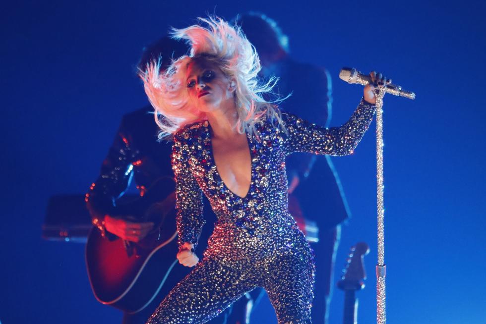 Lady Gaga y el orgullo latino brillan en la descafeinada alfombra roja de los Grammy