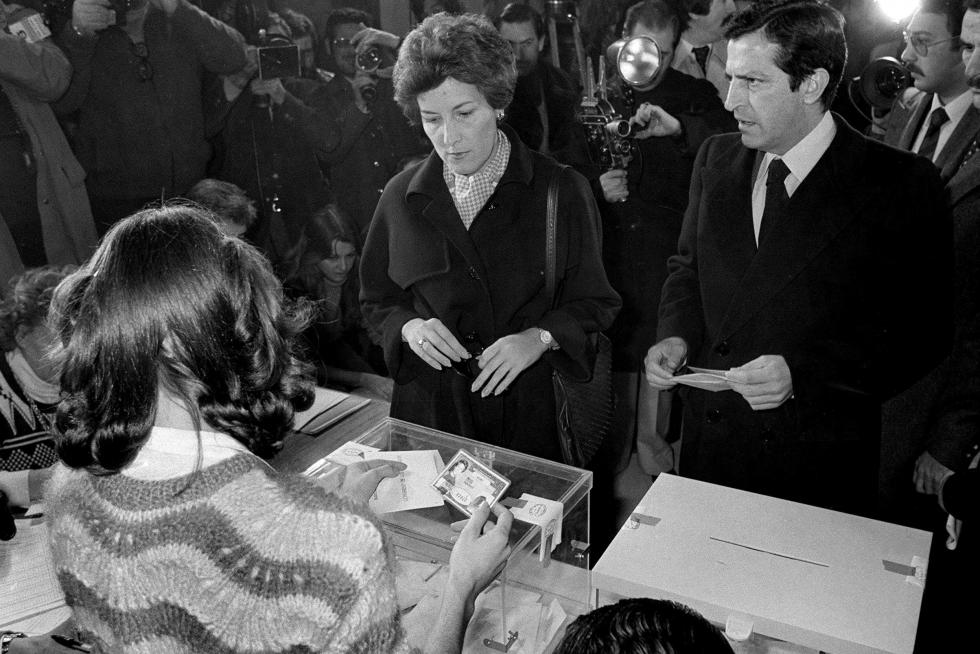 Adolfo Suárez, ejerciendo su derecho al voto en las elecciones de 1979.