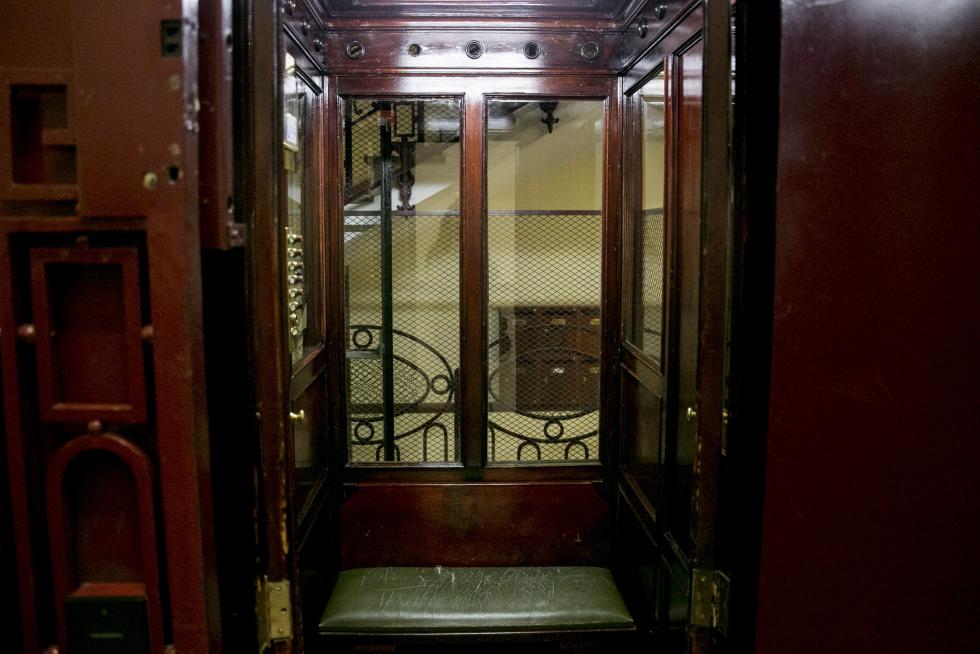 Ascensores antiguos, un viaje al pasado con parada en cada planta