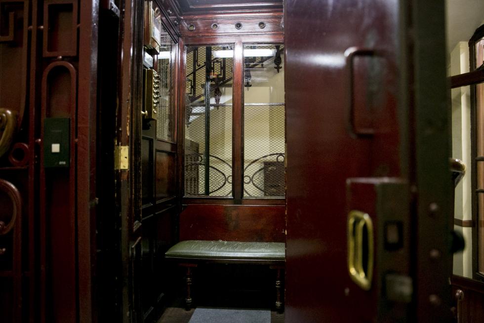 Ascensores antiguos, un viaje al pasado con parada en cada planta