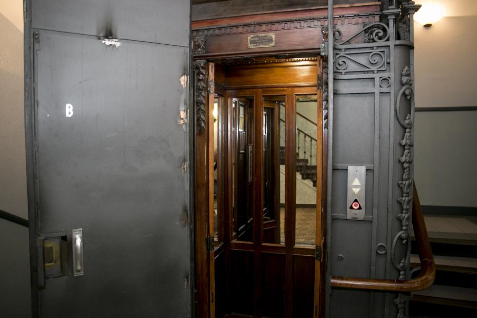 Ascensores antiguos, un viaje al pasado con parada en cada planta