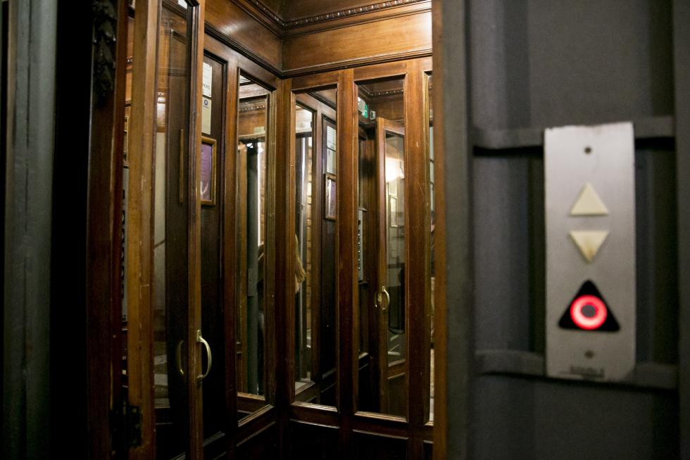 Ascensores antiguos, un viaje al pasado con parada en cada planta