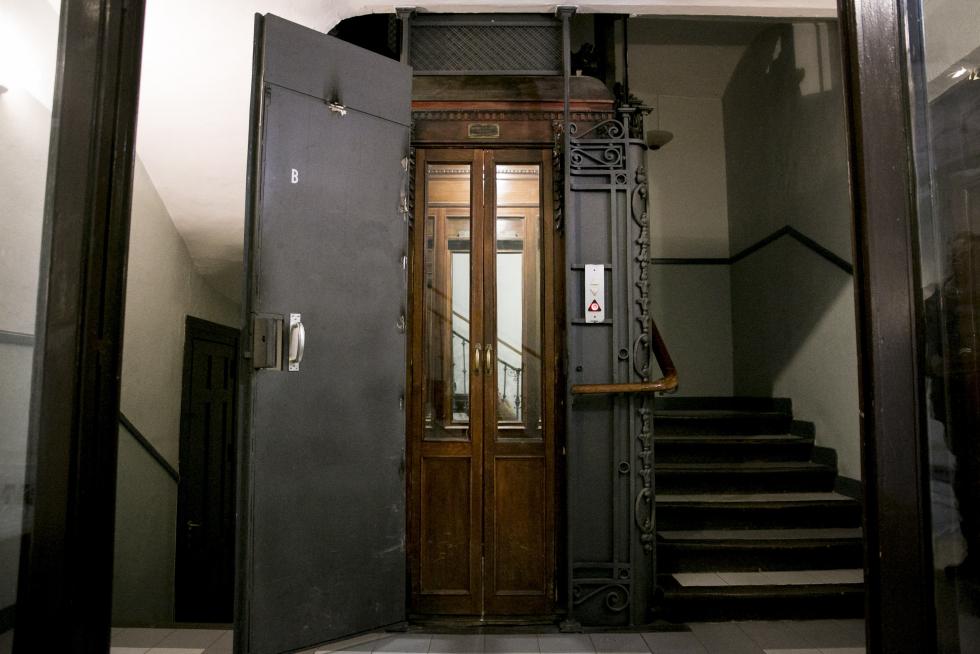 Ascensores antiguos, un viaje al pasado con parada en cada planta
