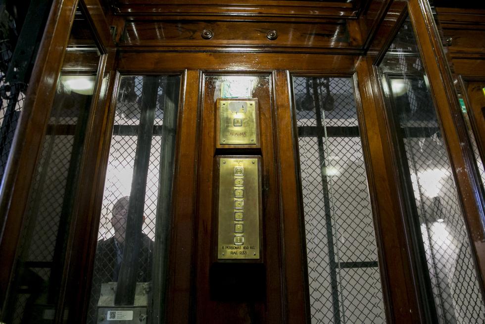 Ascensores antiguos, un viaje al pasado con parada en cada planta
