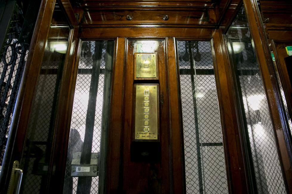Ascensores antiguos, un viaje al pasado con parada en cada planta