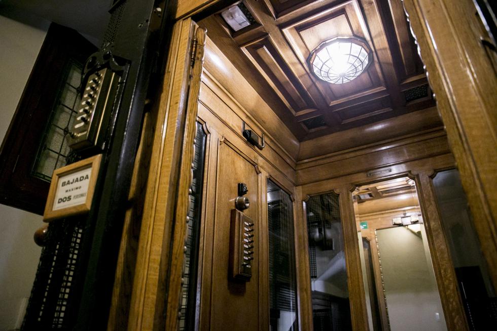Ascensores antiguos, un viaje al pasado con parada en cada planta