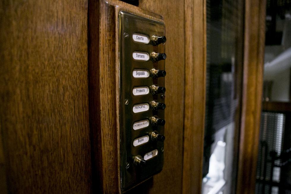 Ascensores antiguos, un viaje al pasado con parada en cada planta