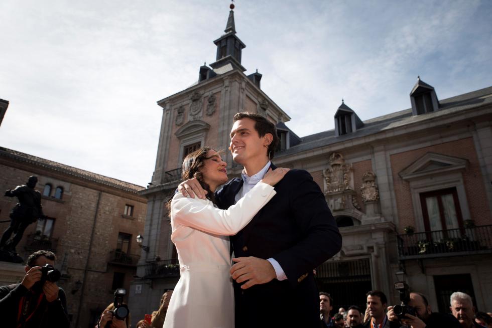 La líder de Ciudadanos en Cataluña, Inés Arrimadas, junto al presidente de Ciudadanos, Albert Rivera, un acto este sábado en la madrileña plaza de la Villa, en el que ha confirmado que concurrirá a las elecciones generales del 28 de abril como número uno por Barcelona para "sacar a Pedro Sánchez de Moncloa" y a "Torra y el separatismo del Gobierno de España".