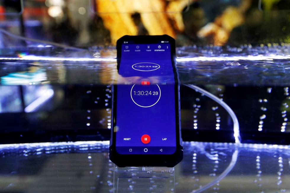 También se han podido ver teléfonos resistentes a caídas y al agua