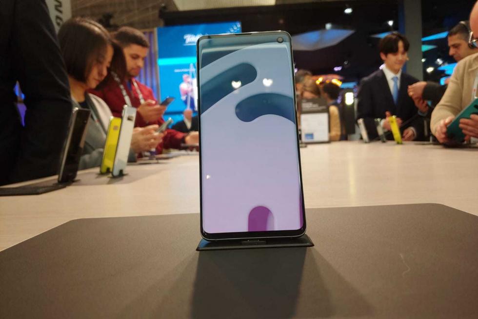 Samsung es uno de los pocos fabricantes que apuesta por los agujeros en la pantalla