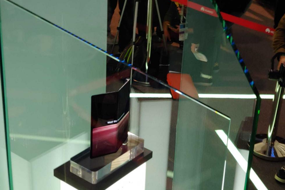 El teléfono plegable de Huawei no se podía tocar, estaba en una vitrina