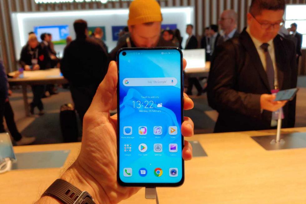 Huawei también tiene un móvil de pantalla agujerada