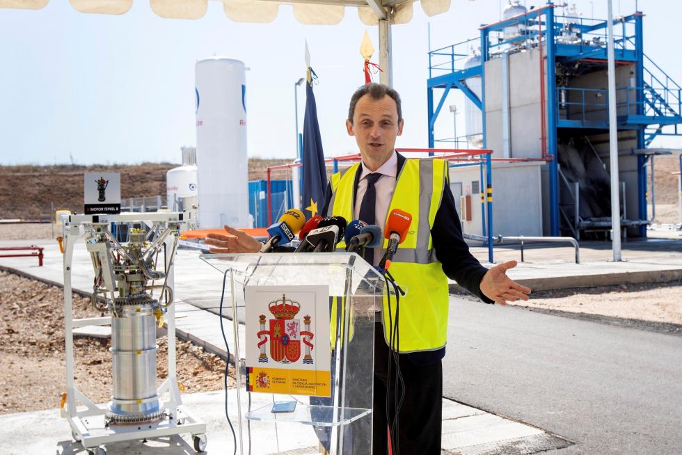 El ministro de Ciencia, Pedro Duque, visita el aeropuerto de Teruel.