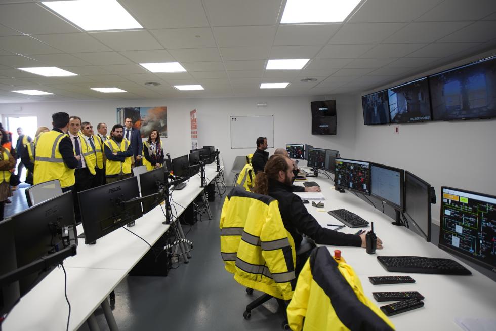 El ministro de Ciencia, Pedro Duque, visita el aeropuerto de Teruel.