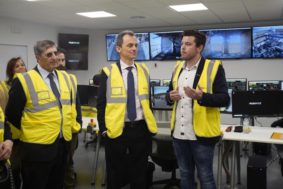 El ministro de Ciencia, Pedro Duque, visita el aeropuerto de Teruel.